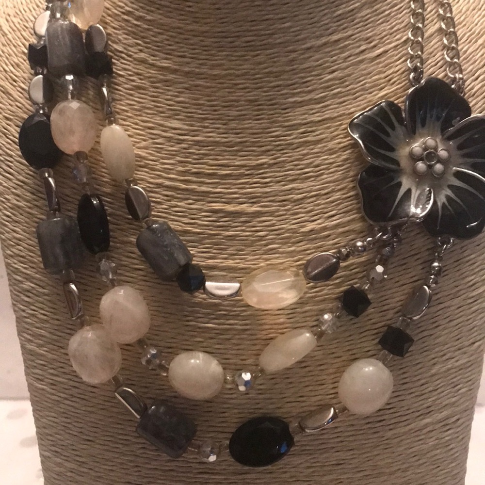 New York & Company Flower Necklace